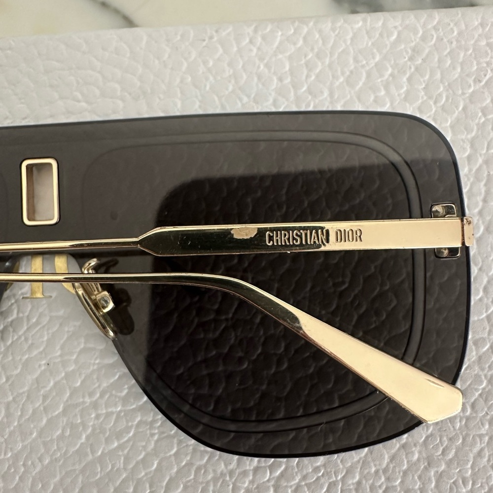Stylish Black Sunglasses - Picture 4 of 7